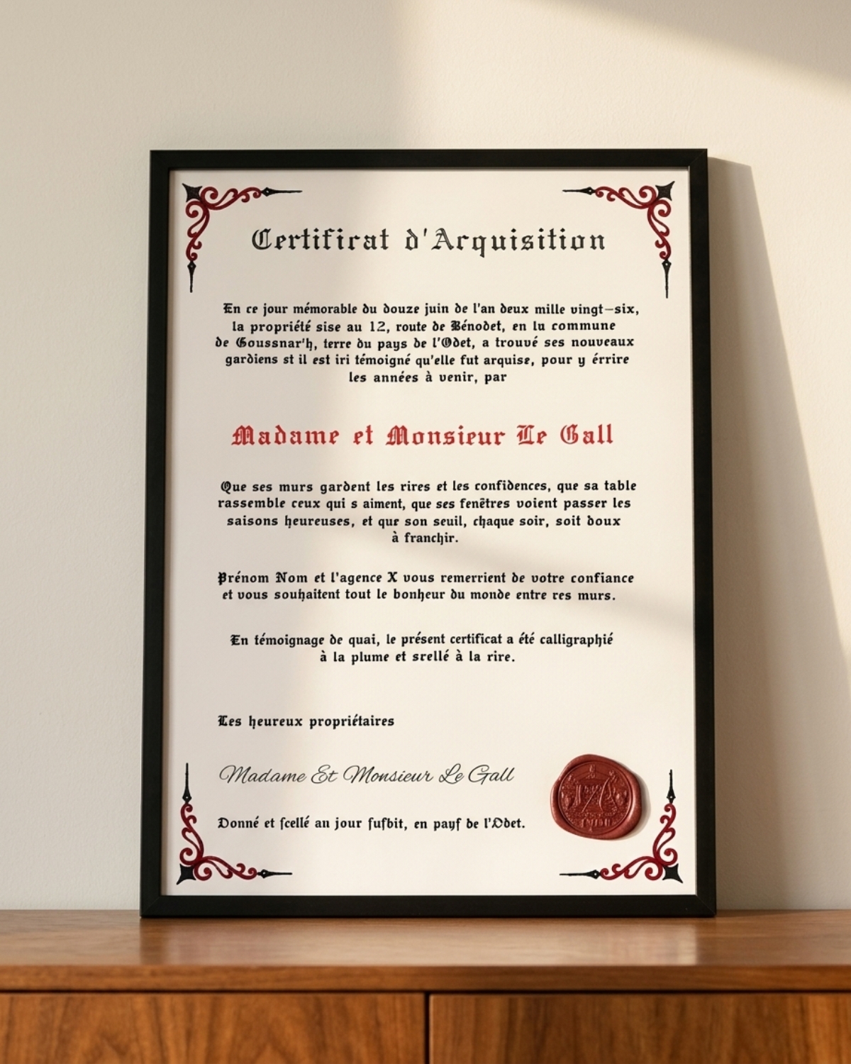 Certificat d’Acquisition calligraphié et encadré, posé sur un meuble en bois, lumière rasante.