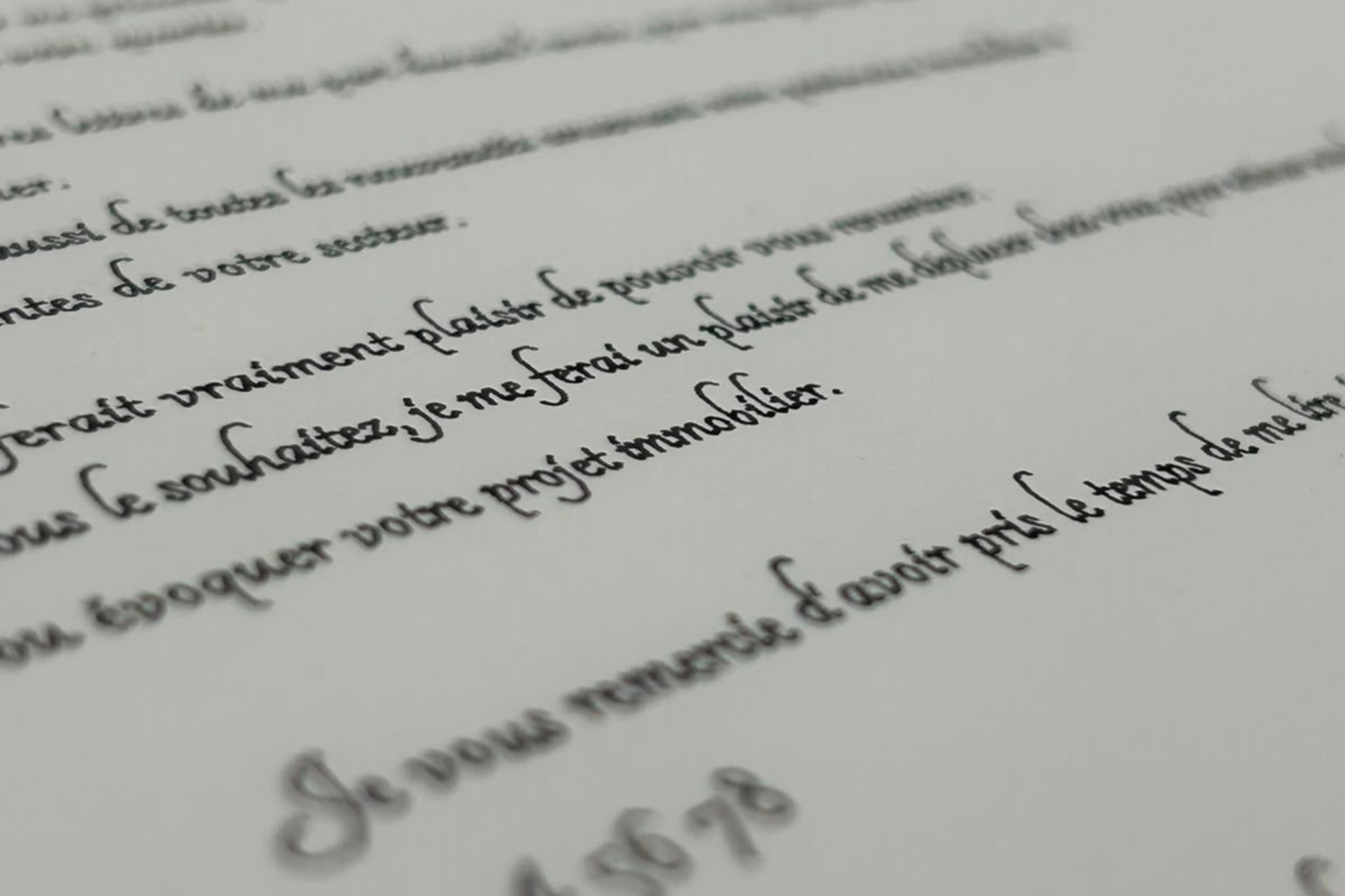 Lettre manuscrite à la plume, vue en perspective rasante, texte calligraphié à l’encre noire.
